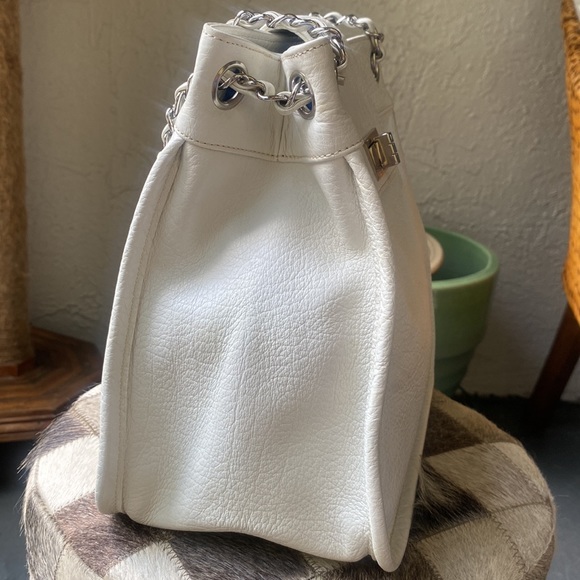 Vintage Chanel White Leather Shoulder Chain Bag - Picture 6 of 17